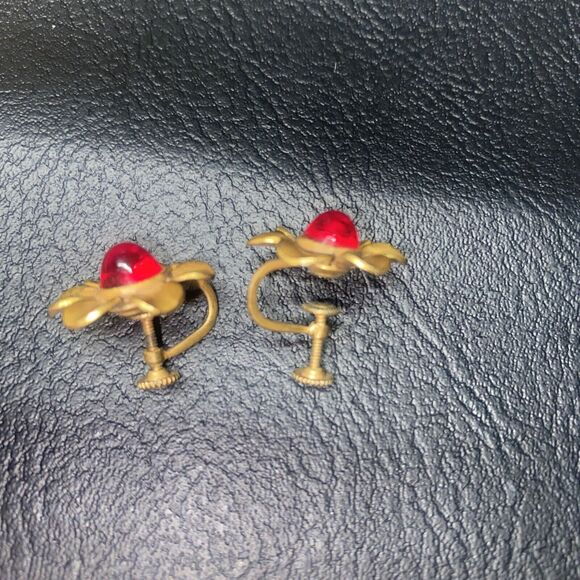 Vintage Earrings .5 Inch Gold Tone Flower Red Jewel Screw Back Good Condition - Picture 5 of 6